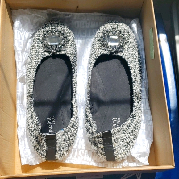 Flats - Picture 1 of 6